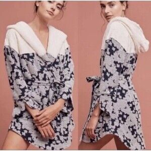 Anthropologie Lilka Sherpa Floral Jacquard Short Hooded Bathrobe XS/S